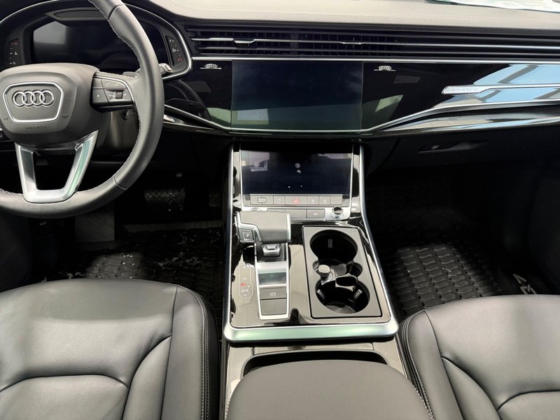 Audi Q7 Vehicle Full-screen Gallery Image 09