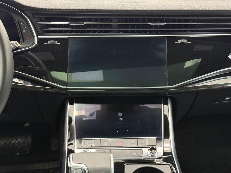 Audi Q7 Vehicle Full-screen Gallery Image 10