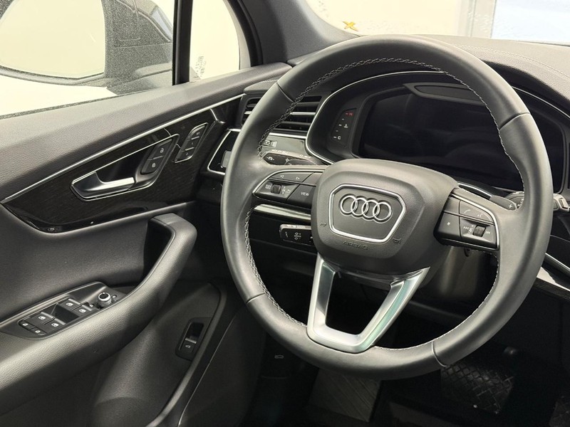 Audi Q7 Vehicle Full-screen Gallery Image 12