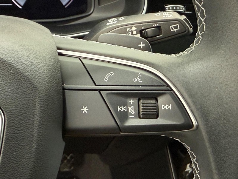 Audi Q7 Vehicle Full-screen Gallery Image 16