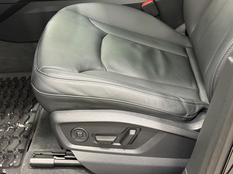 Audi Q7 Vehicle Full-screen Gallery Image 21