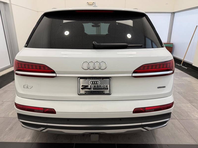 Audi Q7 Vehicle Full-screen Gallery Image 03