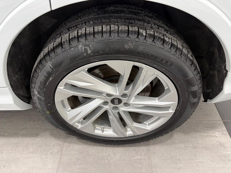 Audi Q7 Vehicle Full-screen Gallery Image 05