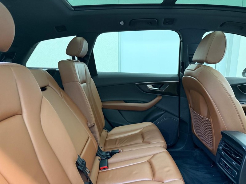 Audi Q7 Vehicle Full-screen Gallery Image 08