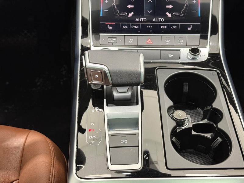 Audi Q7 Vehicle Full-screen Gallery Image 11