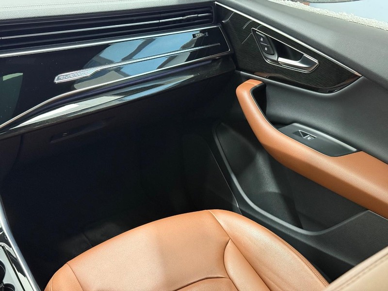 Audi Q7 Vehicle Full-screen Gallery Image 13