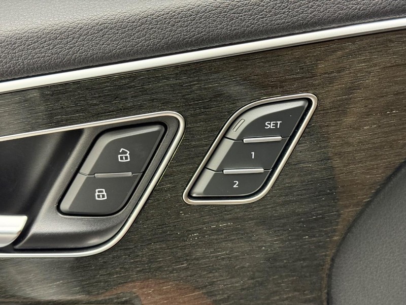 Audi Q7 Vehicle Full-screen Gallery Image 14