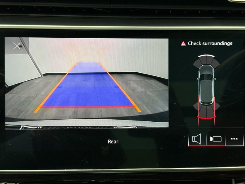 Audi Q7 Vehicle Full-screen Gallery Image 19