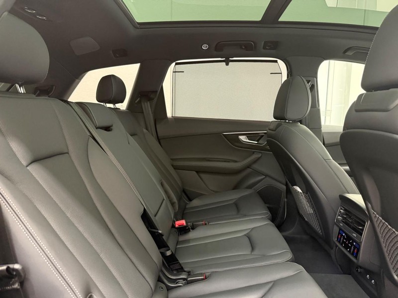 Audi Q7 Vehicle Image 4