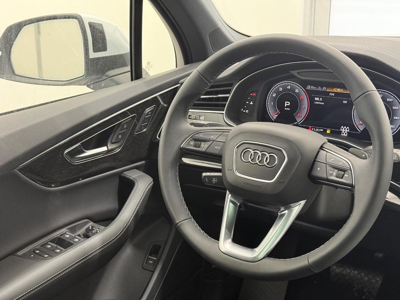 Audi Q7 Vehicle Image 8