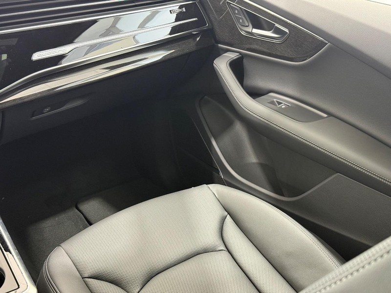 Audi Q7 Vehicle Image 9