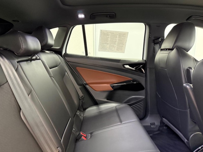 Volkswagen ID.4 Vehicle Image 8