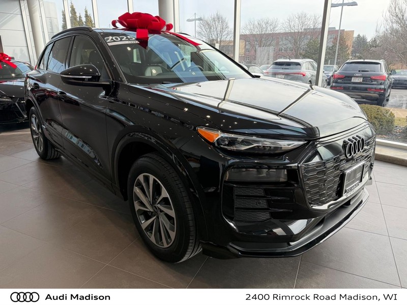 Audi Q6 e-tron Vehicle Full-screen Gallery Image 01