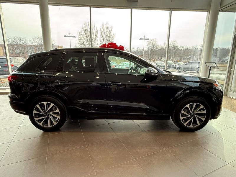 Audi Q6 e-tron Vehicle Full-screen Gallery Image 02