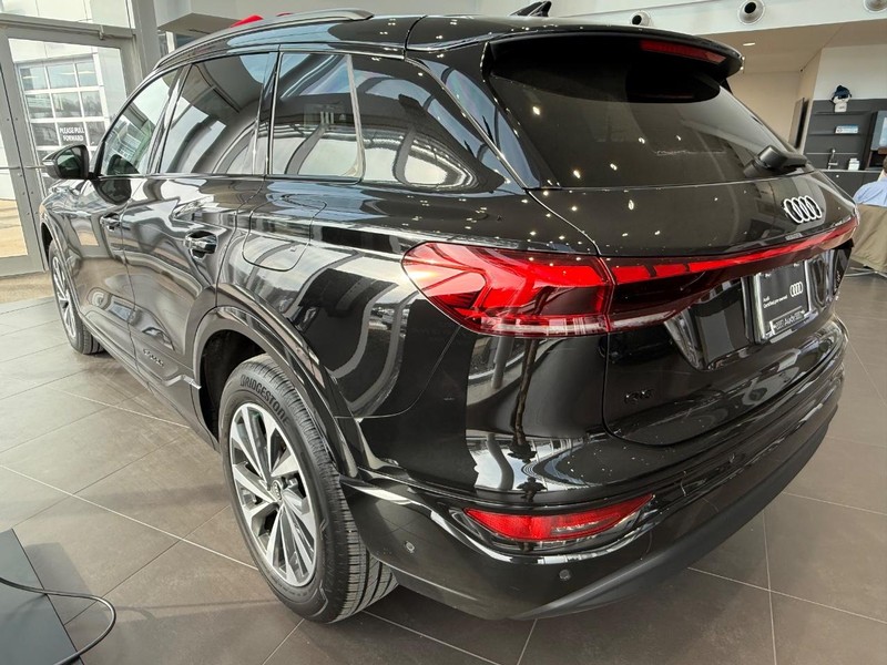 Audi Q6 e-tron Vehicle Full-screen Gallery Image 06