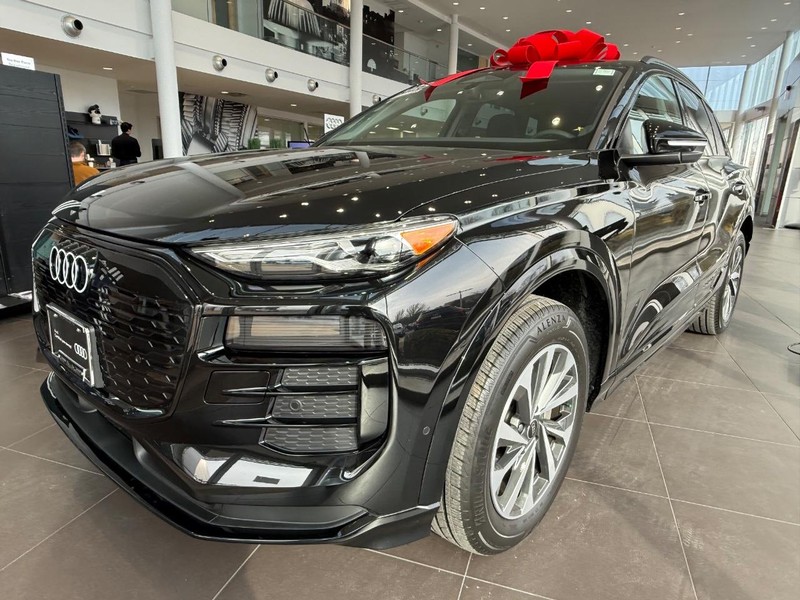 Audi Q6 e-tron Vehicle Full-screen Gallery Image 07