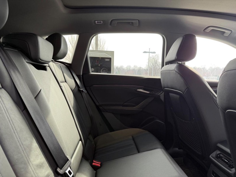 Audi Q6 e-tron Vehicle Full-screen Gallery Image 09