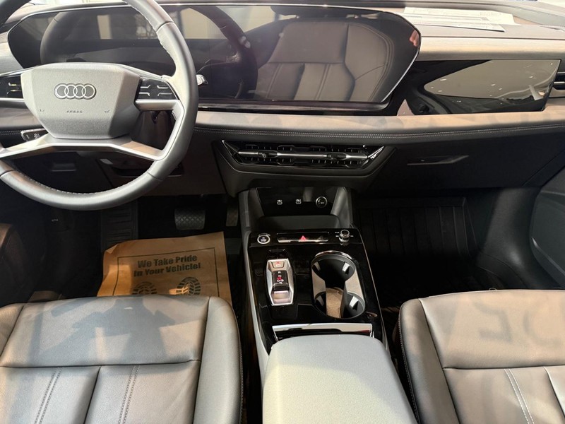 Audi Q6 e-tron Vehicle Full-screen Gallery Image 10