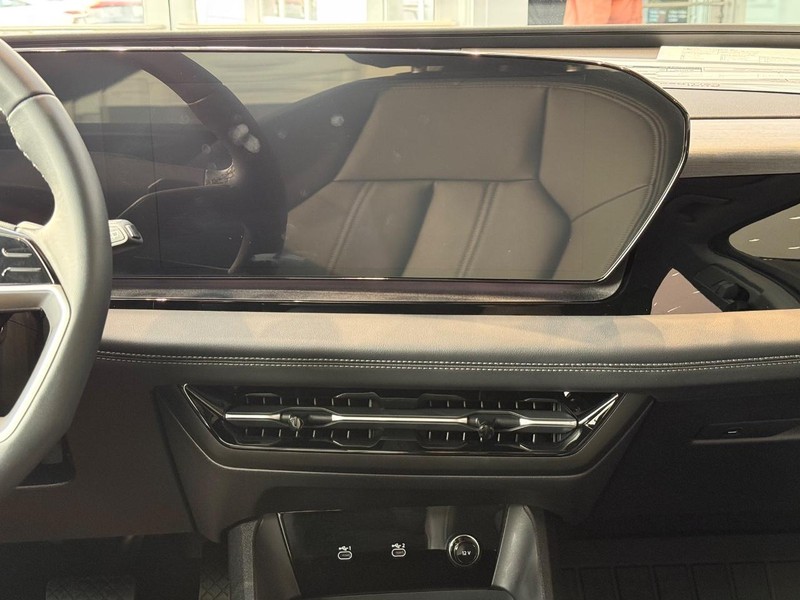 Audi Q6 e-tron Vehicle Full-screen Gallery Image 11