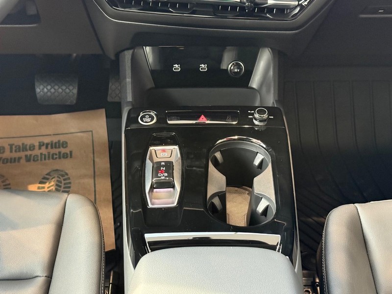 Audi Q6 e-tron Vehicle Full-screen Gallery Image 12