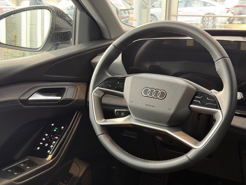 Audi Q6 e-tron Vehicle Full-screen Gallery Image 13