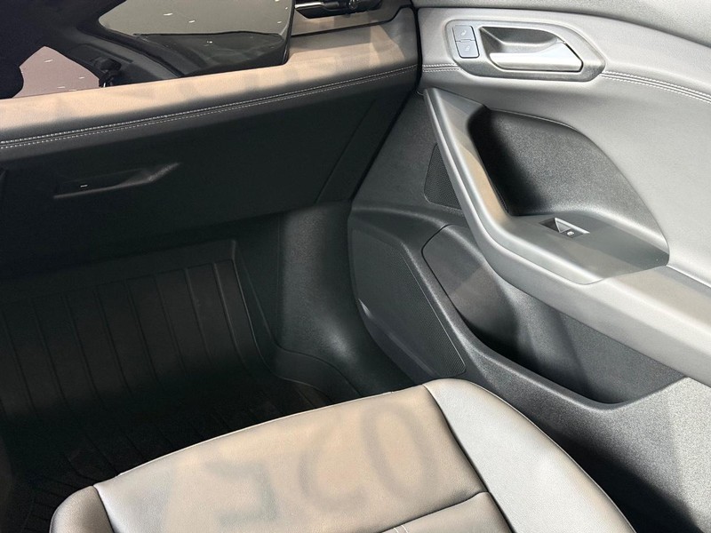 Audi Q6 e-tron Vehicle Full-screen Gallery Image 14