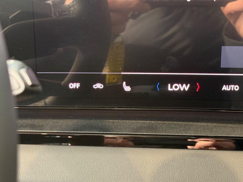 Audi Q6 e-tron Vehicle Full-screen Gallery Image 18