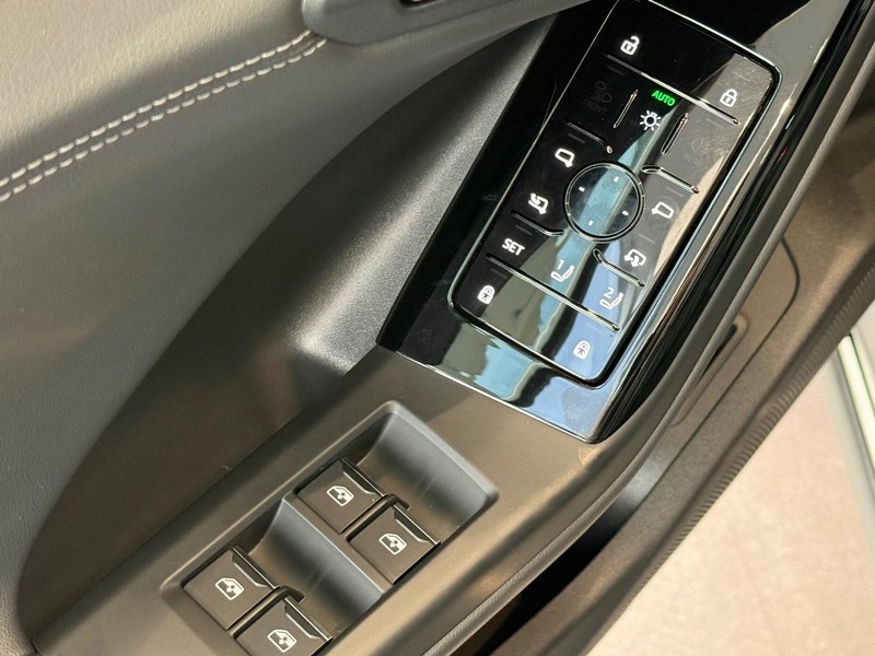 Audi Q6 e-tron Vehicle Full-screen Gallery Image 19