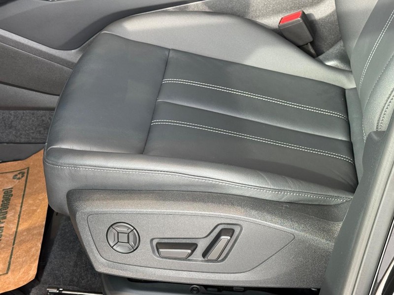 Audi Q6 e-tron Vehicle Full-screen Gallery Image 20