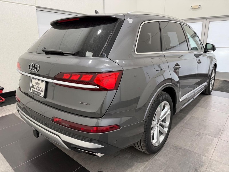 Audi Q7 Vehicle Image 2