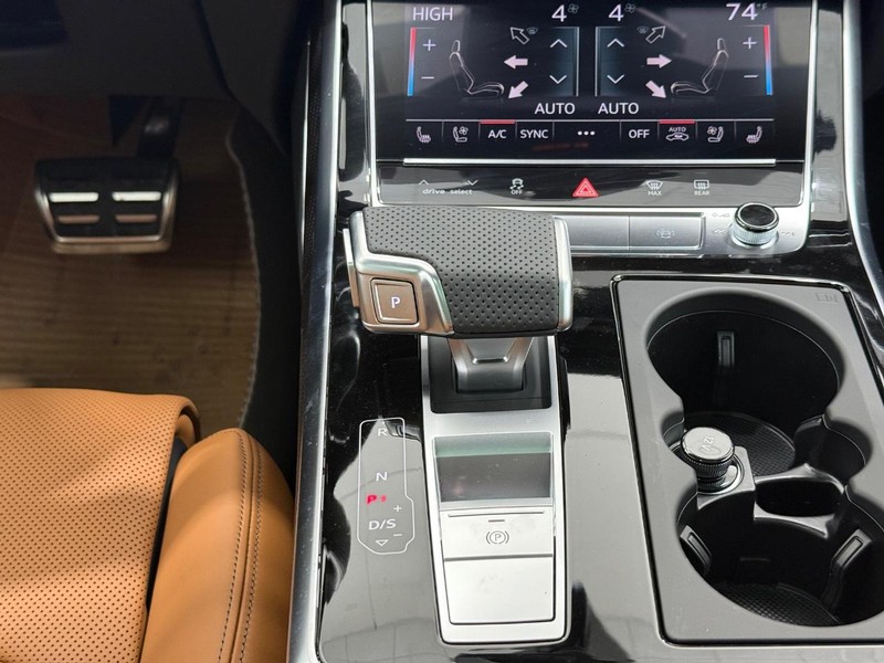 Audi RS Q8 Vehicle Image 7