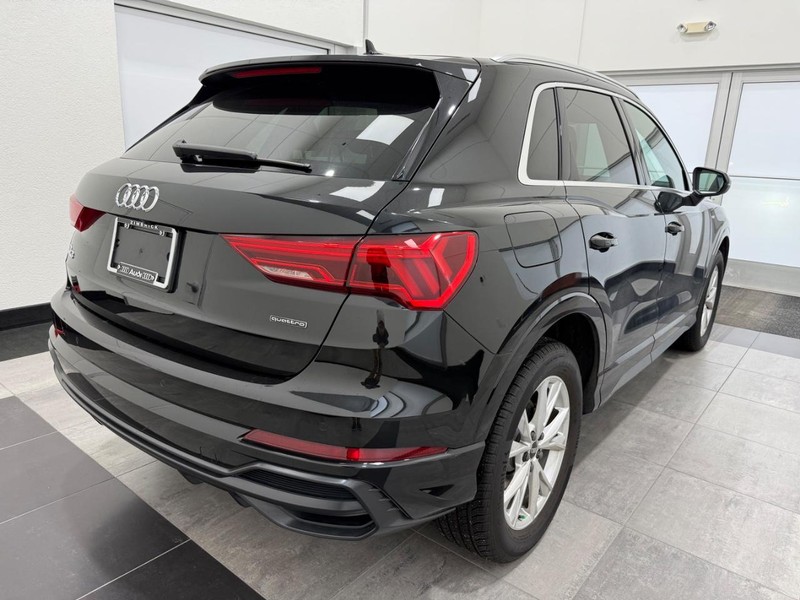 Audi Q3 Vehicle Full-screen Gallery Image 02