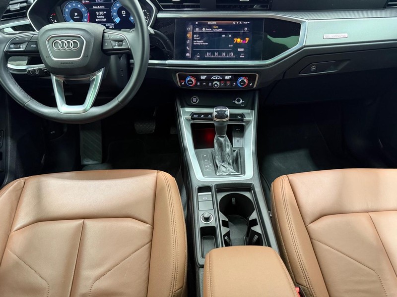 Audi Q3 Vehicle Full-screen Gallery Image 09