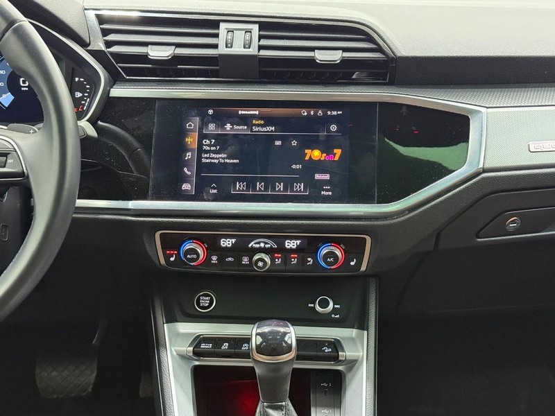 Audi Q3 Vehicle Full-screen Gallery Image 10