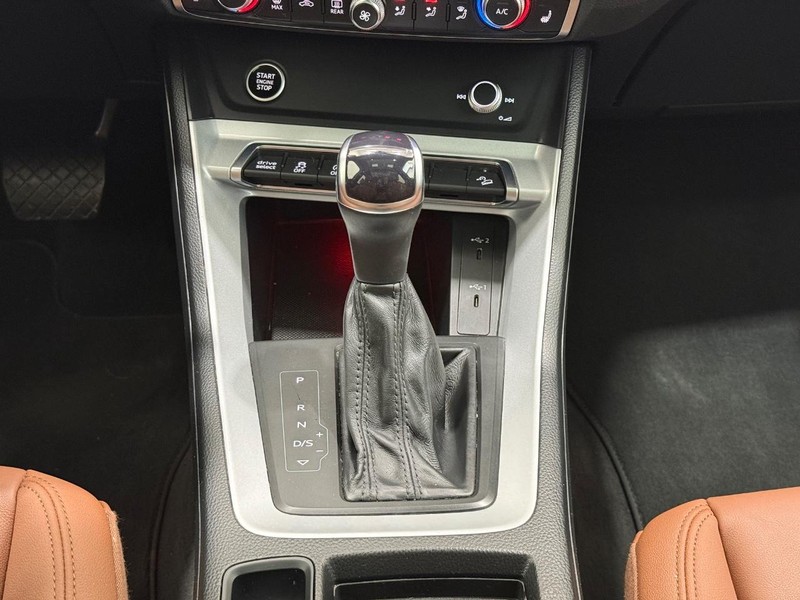 Audi Q3 Vehicle Full-screen Gallery Image 11