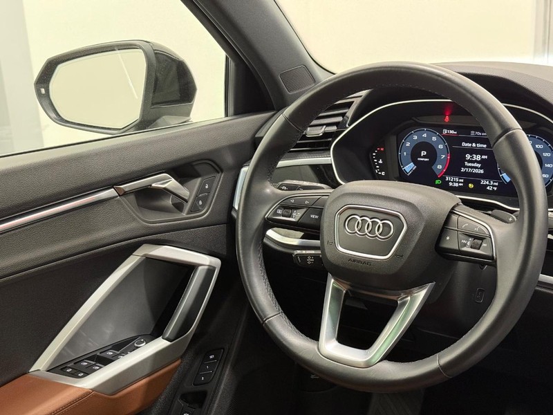 Audi Q3 Vehicle Full-screen Gallery Image 12