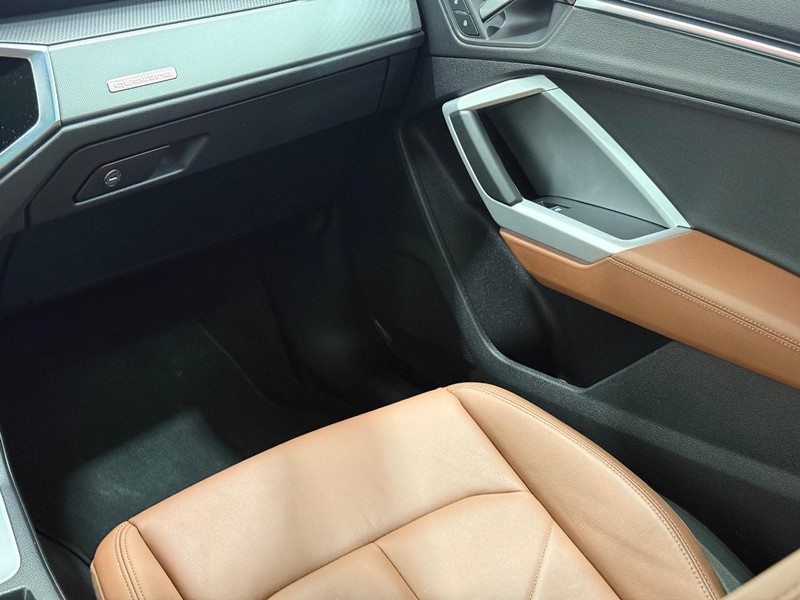 Audi Q3 Vehicle Full-screen Gallery Image 13