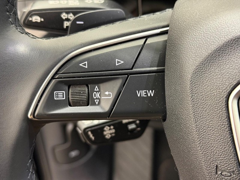 Audi Q3 Vehicle Full-screen Gallery Image 15