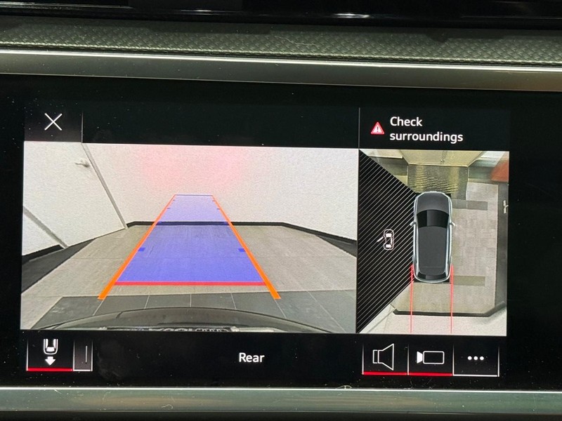 Audi Q3 Vehicle Full-screen Gallery Image 18