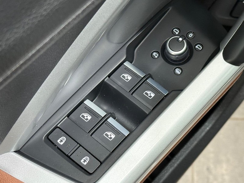 Audi Q3 Vehicle Full-screen Gallery Image 20