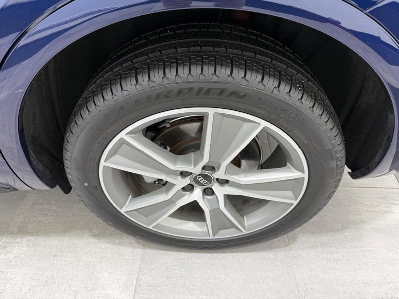 Audi Q5 Vehicle Full-screen Gallery Image 05