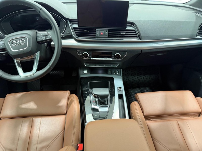 Audi Q5 Vehicle Full-screen Gallery Image 09