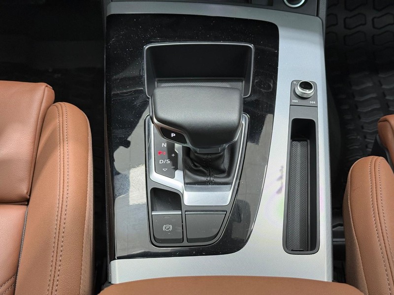 Audi Q5 Vehicle Full-screen Gallery Image 11