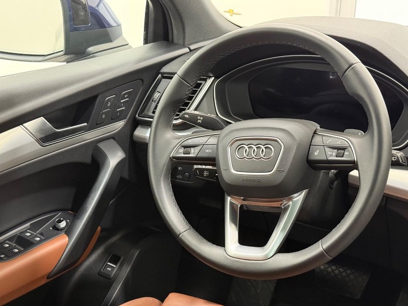 Audi Q5 Vehicle Full-screen Gallery Image 12