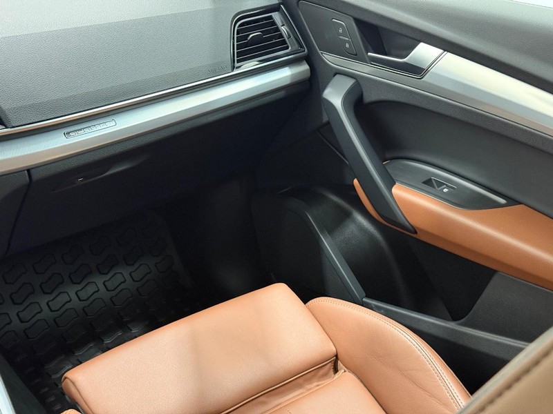 Audi Q5 Vehicle Full-screen Gallery Image 13