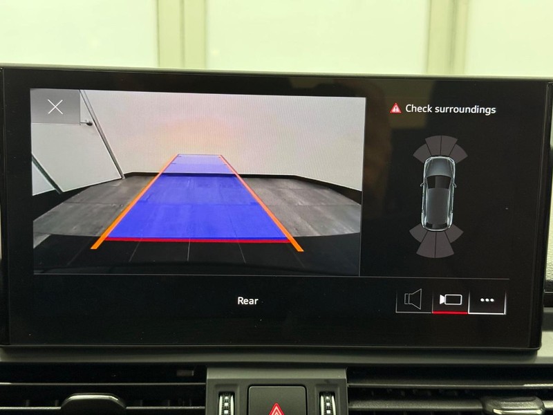 Audi Q5 Vehicle Full-screen Gallery Image 18