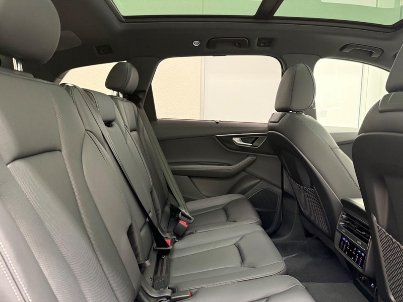 Audi Q7 Vehicle Image 8