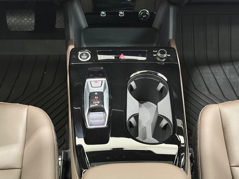 Audi Q6 e-tron Vehicle Image 11