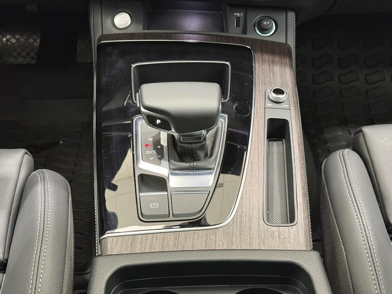 Audi Q5 Vehicle Image 11