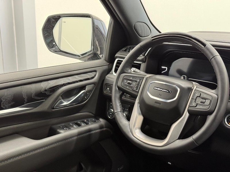 GMC Yukon Vehicle Image 14